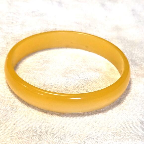 Mid Century Golden Amber Acrylic Bangle Bracelet Vintage Retro Stackable - Picture 4 of 4